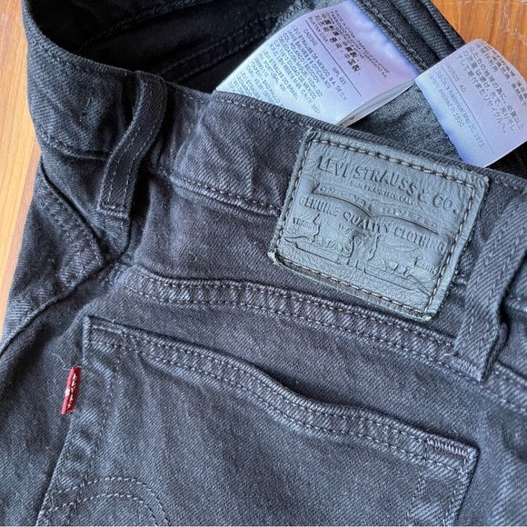 SOLD Levi’s Wedgie Straight Distressed Jeans - Picture 7 of 7